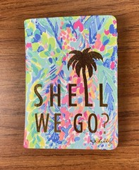 Lilly Pulitzer «Shell We Go” Catch The Wave Passport Case 5 1/2″ X 4» Wallet EUC