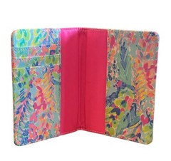 LILLY PULITZER «SHELL WE GO» CATCH THE WAVE PASSPORT CASE 5 1/2″ X 4″