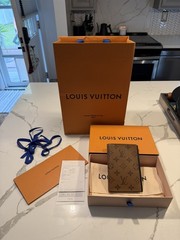 UNUSED AUTHENTIC LOUIS VUITTON PASSPORT COVER REVERSE MONOGRAM CANVAS