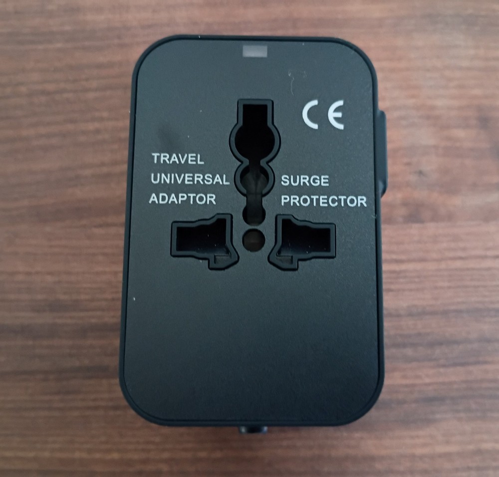 HHT202 International Power Travel Adapter Type C/USB Port 2.4A 100-240V